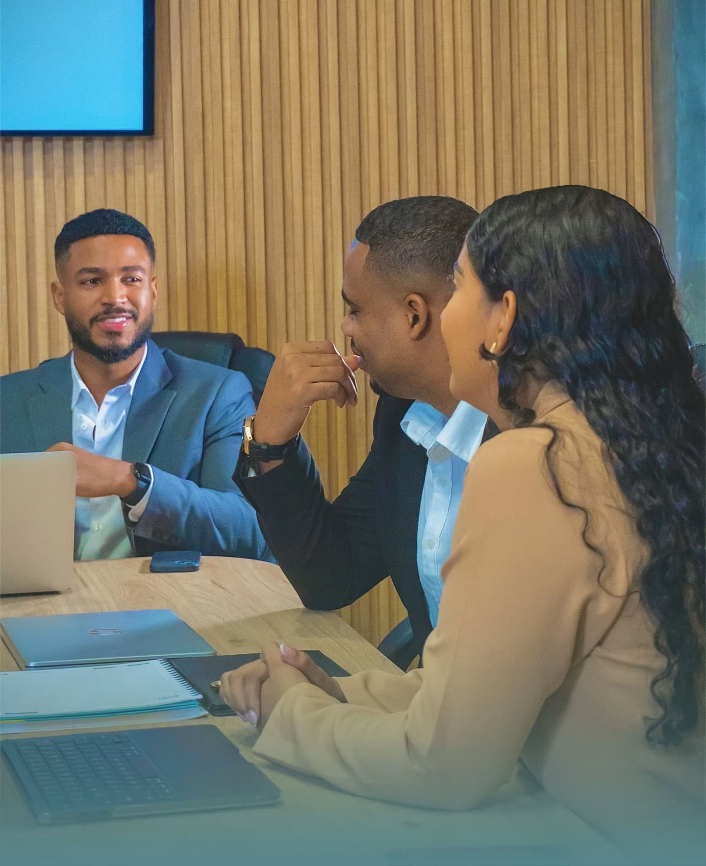 Persona caminando hacia el éxito